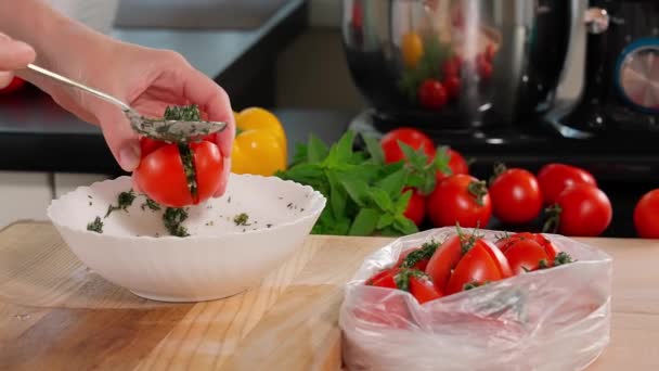 Handen Van Het Meisje Vullen Verse Rode Tomaten Met Kruiden — Stockvideo