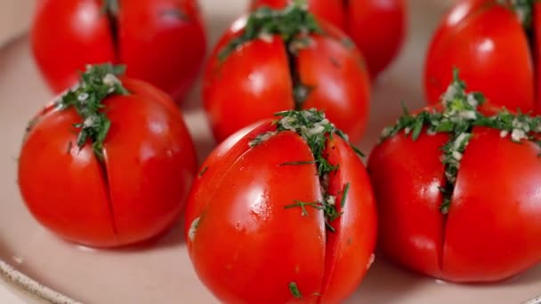 Les Tomates Rouges Farcies Aux Herbes Tournent Cercle Dans Une — Video