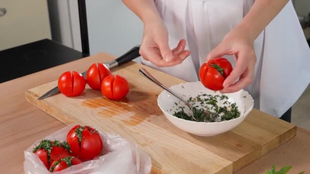Handen Van Het Meisje Vullen Verse Rode Tomaten Met Kruiden — Stockvideo