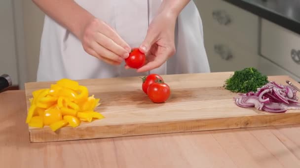 Las Manos Niña Pelan Tomates Rojos Los Tallos Una Tabla — Vídeos de Stock