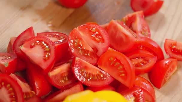 Handen Van Het Meisje Sneden Rode Tomaten Plakjes Een Houten — Stockvideo