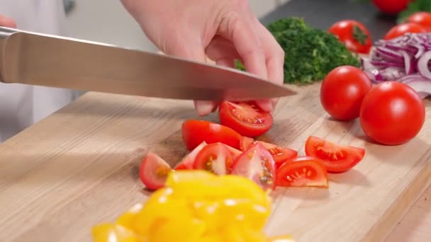 Mãos Menina Cortam Tomates Coquetel Vermelhos Partes Uma Tábua Madeira — Vídeo de Stock