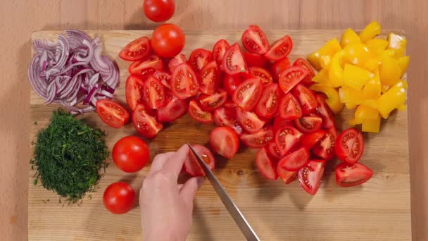 Las Manos Las Muchachas Cortan Los Tomates Rojos Cóctel Rodajas — Vídeos de Stock