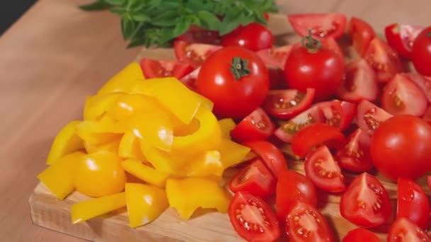 Rebanadas Tomates Rojos Pimientos Amarillos Cebollas Azules Hierbas Picadas Encuentran — Vídeos de Stock
