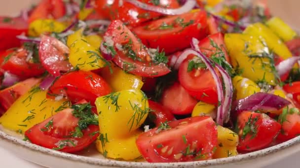 Demostración Ensalada Terminada Plato Con Tomates Rojos Pimientos Amarillos Cebollas — Vídeos de Stock