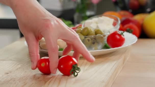 Mãos Meninas Tomam Dois Pequenos Tomates Vermelhos Prato Comida Cortam — Vídeo de Stock