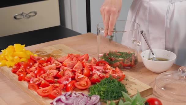 Rode Tomaten Gele Paprika Gehakte Kruiden Worden Een Houten Tafel — Stockvideo