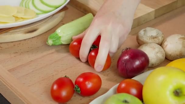 Mão Menina Toma Tomates Coquetel Vermelhos Corta Partes Uma Tábua — Vídeo de Stock