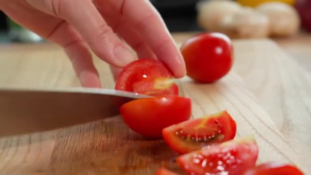 Ręce Dziewczyny Kroją Czerwone Pomidory Koktajlowe Drewnianej Desce Plasterki Zbliżenie — Wideo stockowe