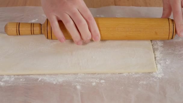 Ciasto Francuskie Kobiece Ręce Rozwijają Prostokątne Ciasto Drewnianym Wałkiem Drewnianym — Wideo stockowe