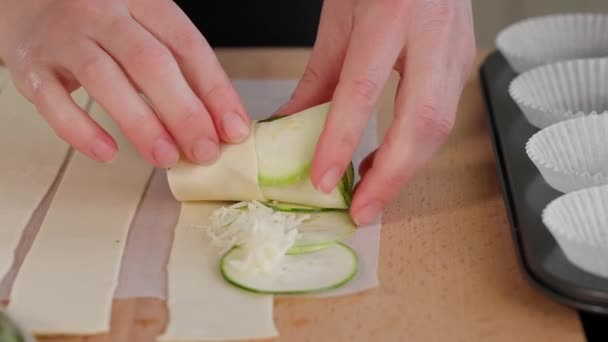 Blätterteig Mit Zucchini Und Geriebenem Käse Wird Von Den Händen — Stockvideo
