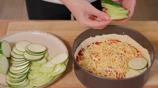 Domates Soslu Yapımı Pasta Ahşap Bir Masada Fırın Kabında Peynir — Stok video