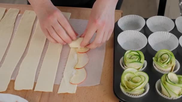 Pâtisserie Feuilletée Avec Des Tranches Pommes Les Mains Jeune Fille — Video