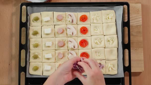 Przygotowuję Przekąskę Święta Kwadraty Ciasta Francuskiego Różnymi Nadzieniami Pomidorami Grzybami — Wideo stockowe