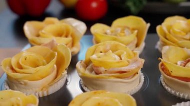 Hamur işleri, puf börekleri, içinde patates ve salam olan kek kutuları. Kamera kolyeler boyunca hareket eder, ön manzara, yakın çekim..