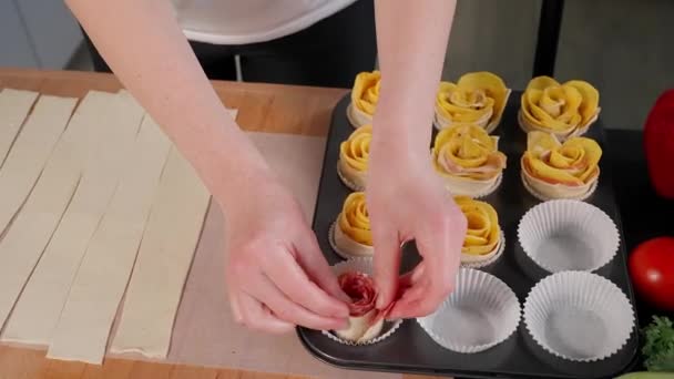 Dívčí Ruce Vloží Zkroucené Listové Těsto Klobásou Tvaru Růže Muffinové — Stock video
