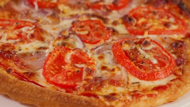 Zbliżenie Świeżo Upieczonej Pizzy Szynką Serem Pomidorami Pizza Obracająca Się — Wideo stockowe