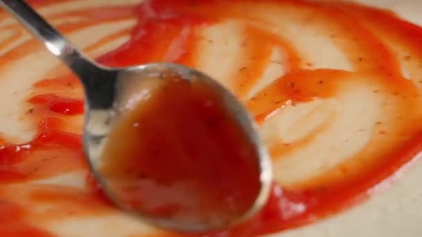 Μαγειρεύω Πίτσα Ξύλινο Τραπέζι Χέρια Του Κοριτσιού Απλώνουν Σάλτσα Ντομάτας — Αρχείο Βίντεο