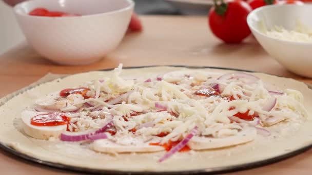 Echte Pizza Met Champignons Tomatensaus Uien Kookmethode Kok Maakt Echte — Stockvideo