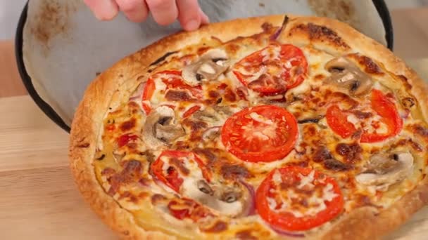 Крупным Планом Изготовитель Пиццы Помещает Горячую Пиццу Деревянную Доску Пекарь — стоковое видео