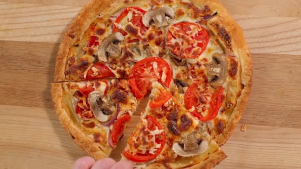 Nahaufnahme Einer Scheibe Frisch Gebackener Pizza Pizza Mit Pilzen Käse — Stockvideo