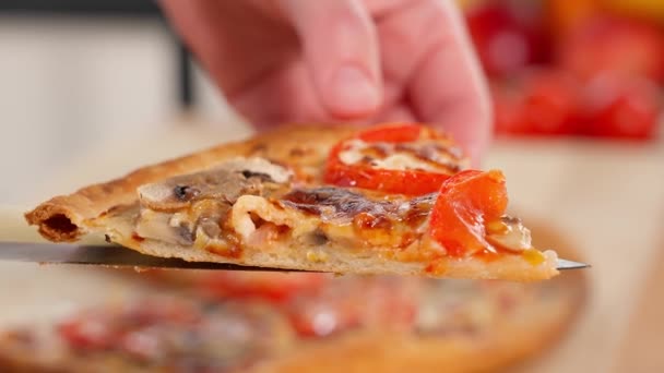 Närbild Bit Nybakad Pizza Pizza Med Svamp Ost Och Tomater — Stockvideo