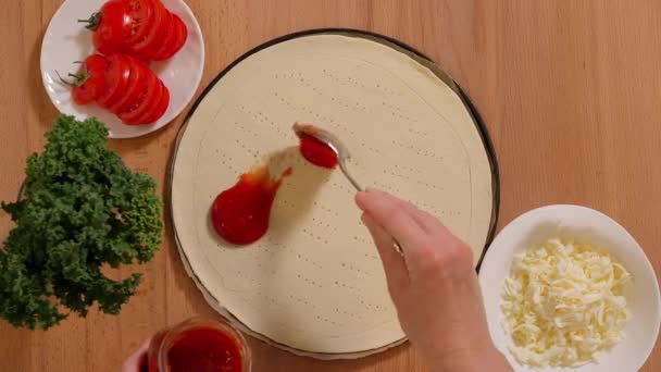 Die Hände Des Mädchens Schöpfen Mit Einem Löffel Tomatensauce Aus — Stockvideo
