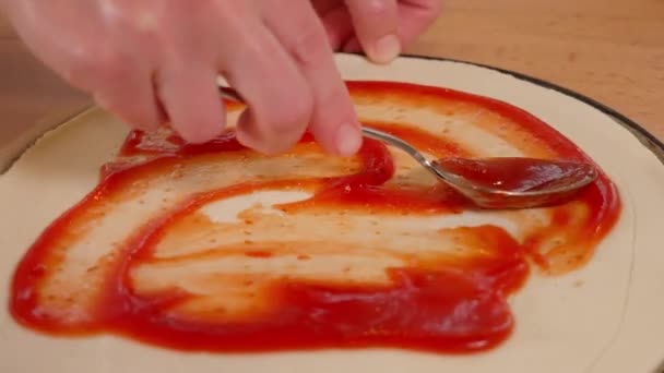 Mãos Menina Com Uma Colher Espalhar Molho Tomate Massa Pizza — Vídeo de Stock