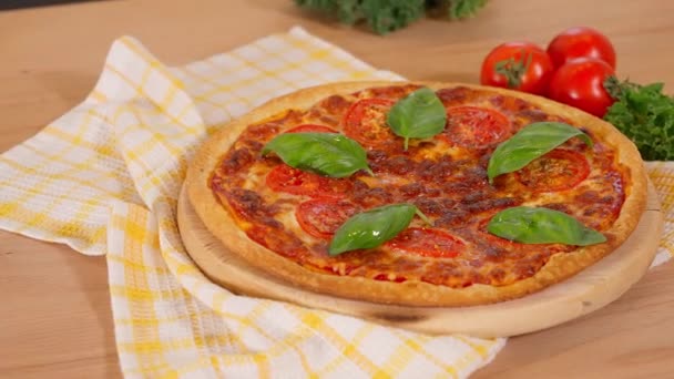 Maak Margherita Pizza Met Basilicum Kaas Saus Klaar Een Houten — Stockvideo