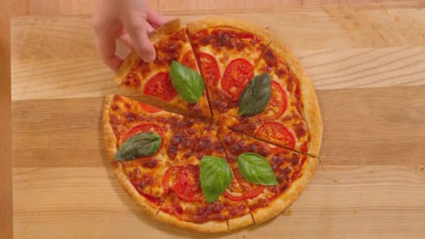 Handen Nemen Plakjes Pizza Van Een Houten Tafel Margherita Pizza — Stockvideo