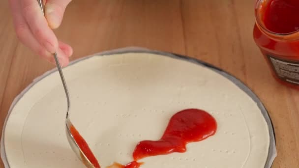 Μαγειρεύω Πίτσα Ξύλινο Τραπέζι Χέρια Του Κοριτσιού Μαζεύουν Σάλτσα Ντομάτας — Αρχείο Βίντεο