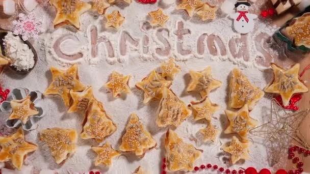 Διακοσμημένη Επιφάνεια Ψημένα Μπισκότα Μελόψωμου Και Στολίδια Χριστουγεννιάτικου Δέντρου Την — Αρχείο Βίντεο