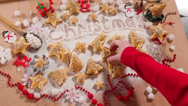 Χέρια Του Κοριτσιού Δείχνουν Χριστουγεννιάτικα Μπισκότα Μορφή Χριστουγεννιάτικου Δέντρου Φόντο — Αρχείο Βίντεο