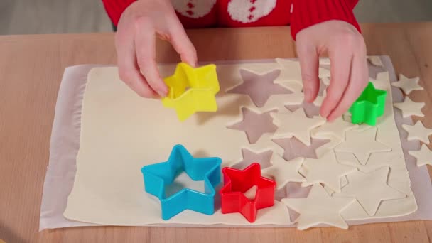 Dłonie Dziewczyny Wycinają Figurki Ciasta Pieką Ciasteczka Drewnianym Stole Gwiazdy — Wideo stockowe