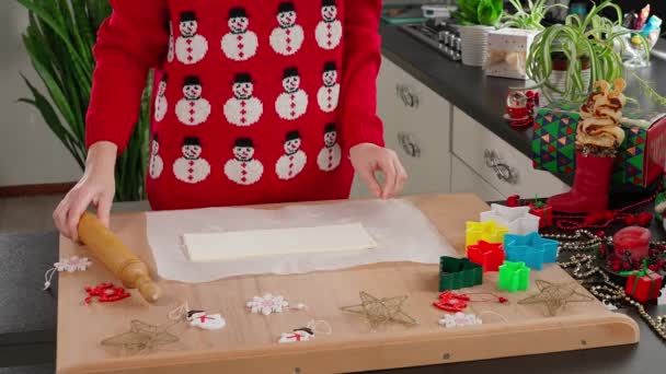 Ręce Dziewczyny Świątecznym Swetrze Stoją Przy Stole Ozdobionym Ozdobami Choinkowymi — Wideo stockowe