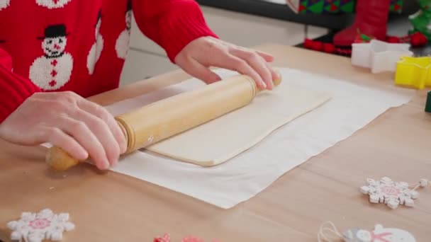 Dłonie Dziewczyny Wyciągają Ciasto Świąteczne Ciasteczka Piernika Drewnianym Wałkiem Stojąc — Wideo stockowe