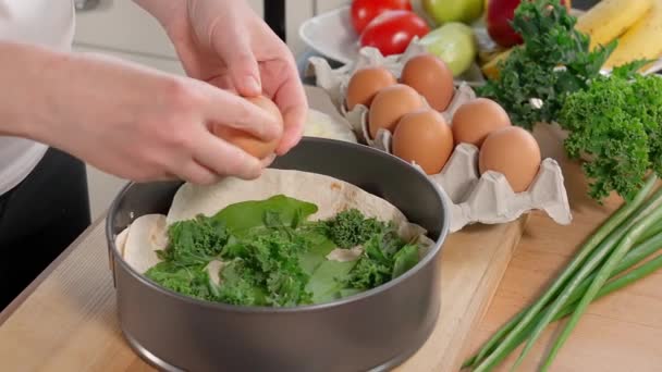 Donna Che Prepara Sana Colazione Vegana Con Pane Pita Uova — Video Stock