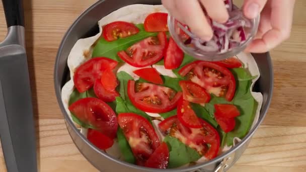 Egészséges Vegán Reggelit Készítő Pitakenyérrel Zöldséggel Sütőben Asztal Adjunk Hozzá — Stock videók
