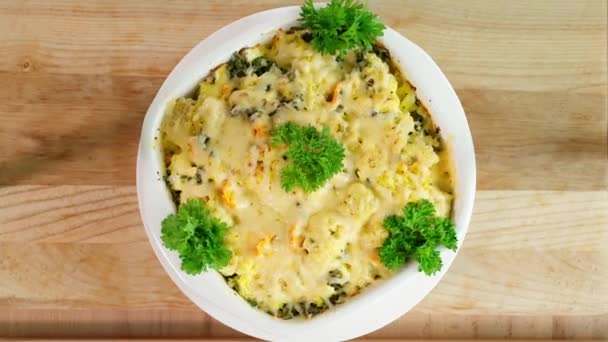 Gemüseauflauf Mit Blumenkohl Käse Eiern Und Sahne Großaufnahme Einer Auflaufform — Stockvideo