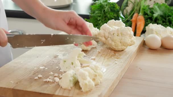 Kobieta Gotować Kuchni Kroi Kalafior Małe Kawałki Ostrym Nożem Drewniany — Wideo stockowe
