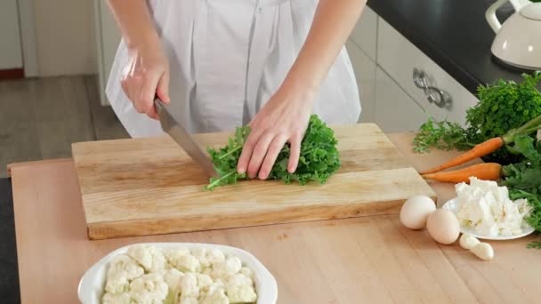 Kobieta Przygotowuje Zdrowe Wegańskie Śniadanie Kalafior Ręka Kobiety Tnie Młode — Wideo stockowe