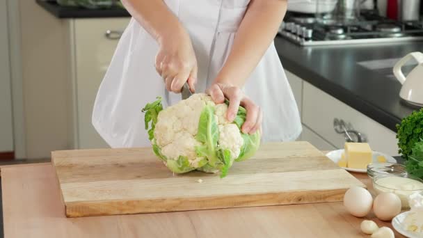 Cuocere Cucina Preparare Cavolfiore Pelare Tagliare Cavolfiore Una Tavola Legno — Video Stock