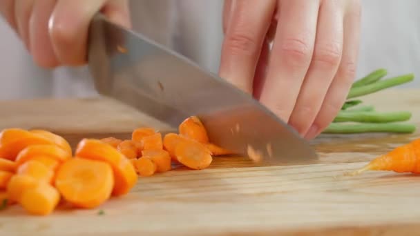 Mujer Preparando Desayuno Vegano Saludable Mano Una Mujer Corta Zanahorias — Vídeos de Stock