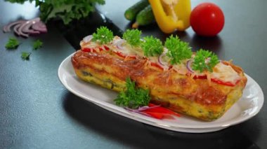 Domatesli, kırmızı biberli, ıspanaklı, peynirli, kremalı, soğanlı omletli omlet. Sağlıklı vejetaryen yemekleri, geleneksel sabah yemekleri. Yakın plan, kamera sorunsuz çalışıyor.