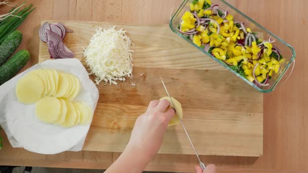 Ręce Szefa Kuchni Kroją Kawałki Ziemniaków Kostkę Przygotowując Zdrowe Wegańskie — Wideo stockowe