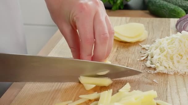 Die Hände Des Chefs Schneiden Kartoffelscheiben Würfel Bereiten Auf Einem — Stockvideo