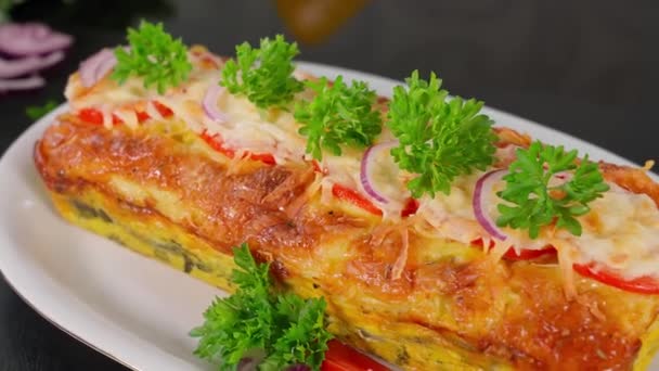 Heerlijke Zelfgemaakte Frittata Met Tomaten Paprika Spinazie Kaas Room Uien — Stockvideo