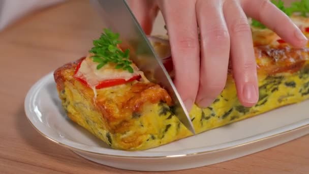 Pyszne Domowe Zapiekanka Warzywami Frittata Pokrojone Plasterki Nożem Drewniana Powierzchnia — Wideo stockowe