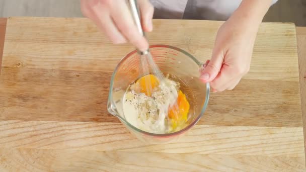 Mãos Chef Boliche Medição Vidro Com Batedor Misturam Ovos Com — Vídeo de Stock