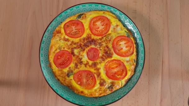 Healthy Vegetarian Food Ready Omelette Tomatoes Frittata Rotating Plate Wooden — Stock Video